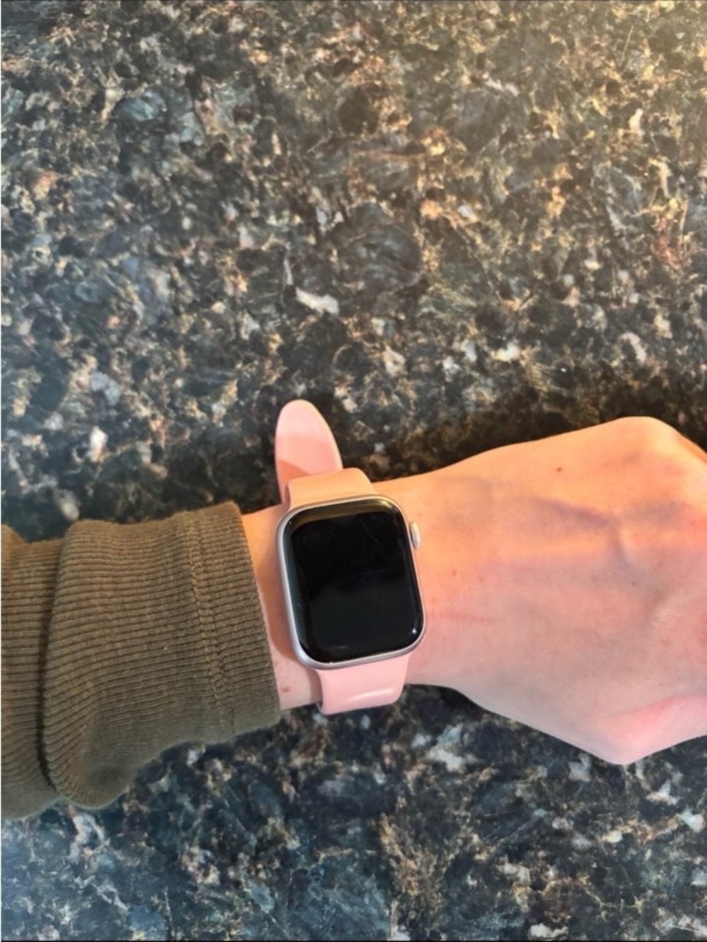 Applewatch series 9 rose gold with Light Pink Silicone Band